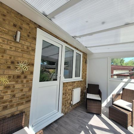 Bumblebee Bungalow - With Separate Office And Gaming Space By Catchpole Stays Колчестър Екстериор снимка